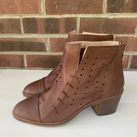 Journee Collection Womens Brown leather block heel Ankle Boots Shoes US 8 M - Picture 11 of 11